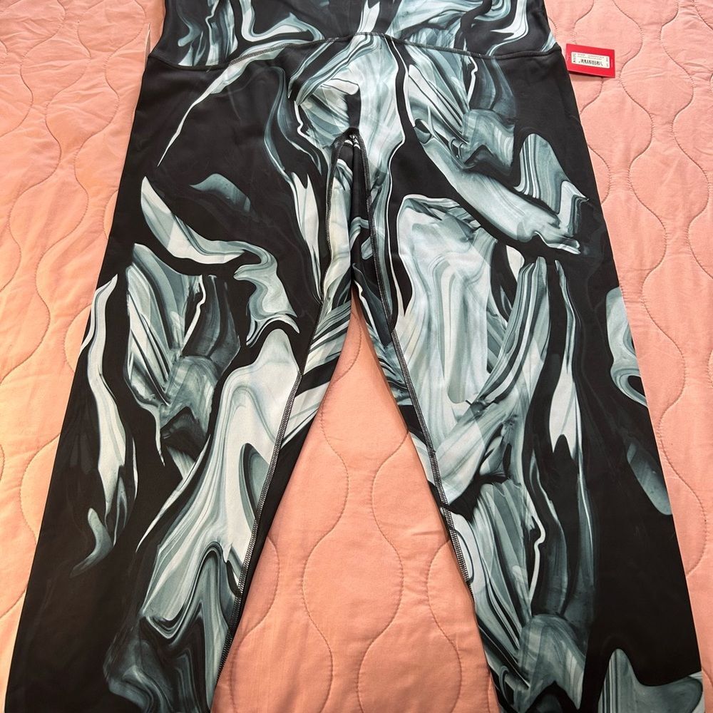 SPANX Black and White Leggings with Dynamic Pattern - Picture 7 of 8